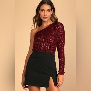 🆕(NWT) LULUs Dancing Diva Wine Red Sequin One-Shoulder Bodysuit. Size MEDIUM